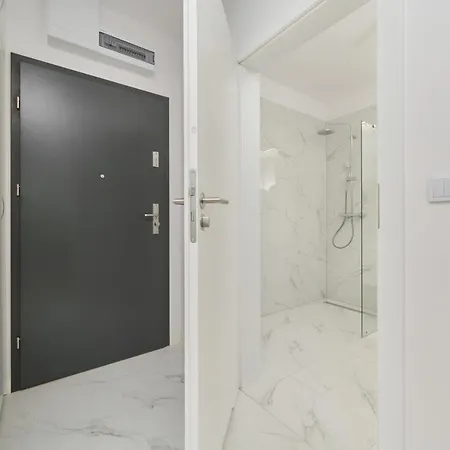 Trendy With Balcony 2 Km To Market Square By Renters Апартаменты *