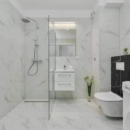 Trendy With Balcony 2 Km To Market Square By Renters Apartment