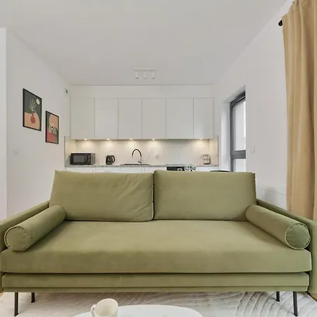 Trendy With Balcony 2 Km To Market Square By Renters Apartment *